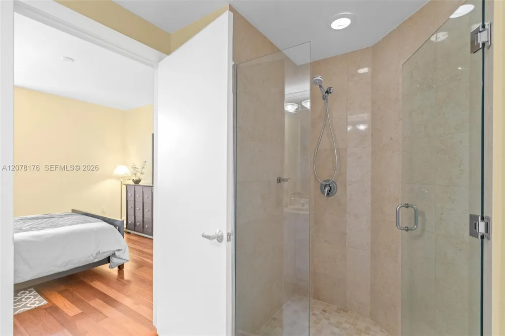 1060 Brickell Ave #2601 Miami, FL 33131