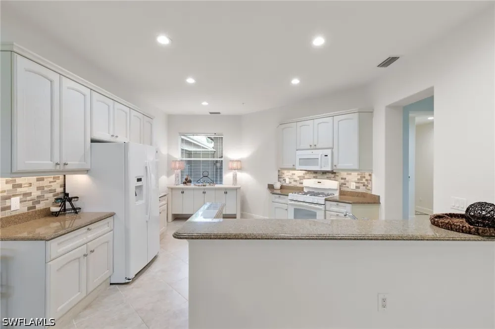 Aviamar Circle #8-102 Naples, FL 34114