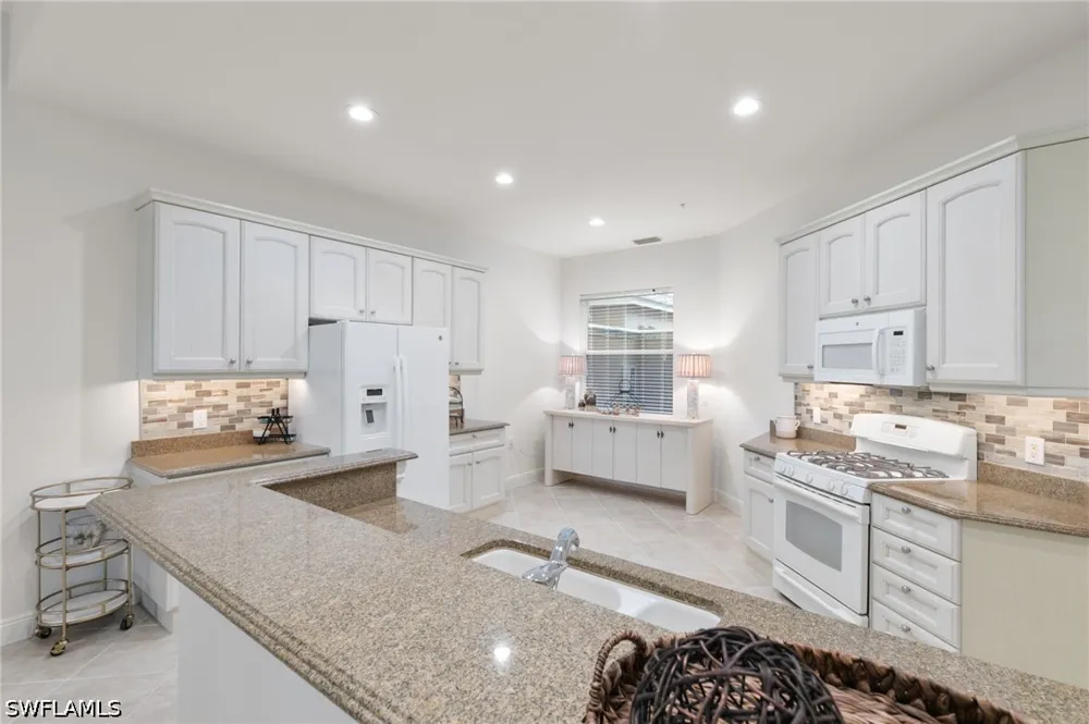 Aviamar Circle #8-102 Naples, FL 34114