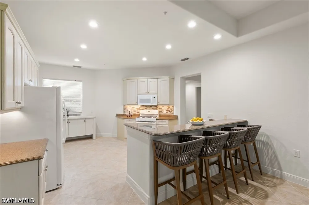 Aviamar Circle #8-102 Naples, FL 34114