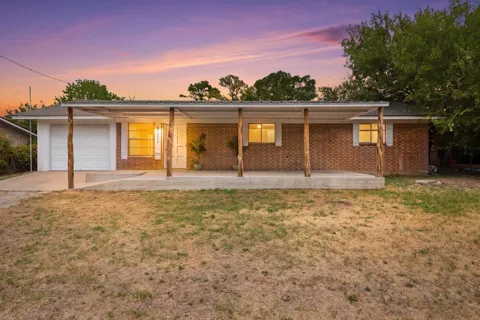 1902 Twin Oaks Street