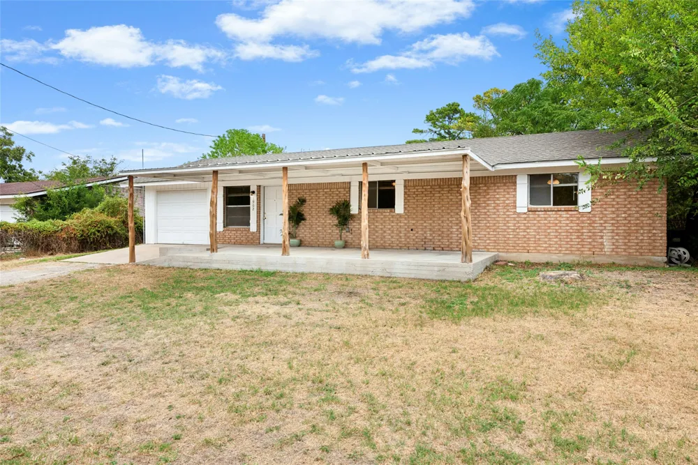 1902 Twin Oaks Street Kingsland, TX 78639
