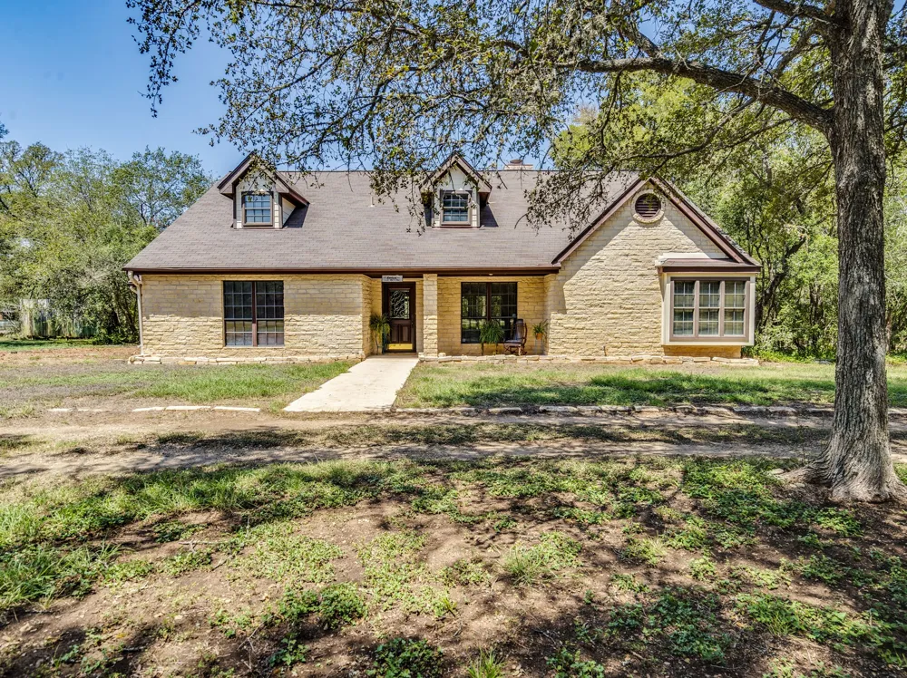 1112 Live Oak Loop Buda, TX 78610