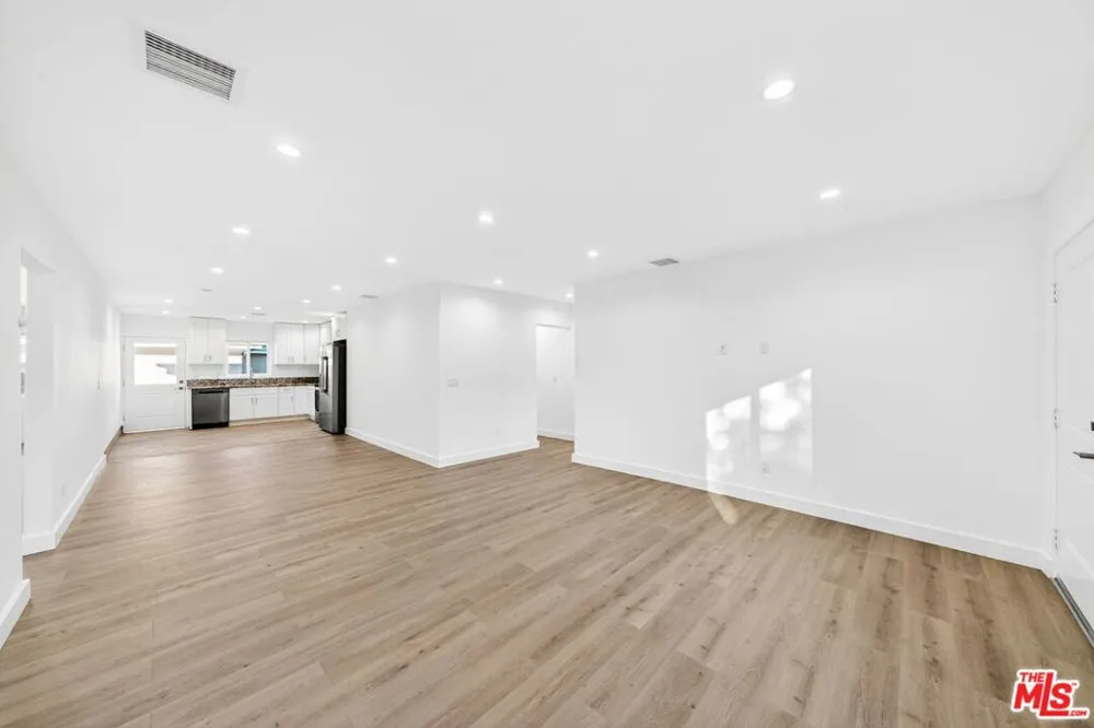 17623 Burbank Boulevard Encino, CA 91316