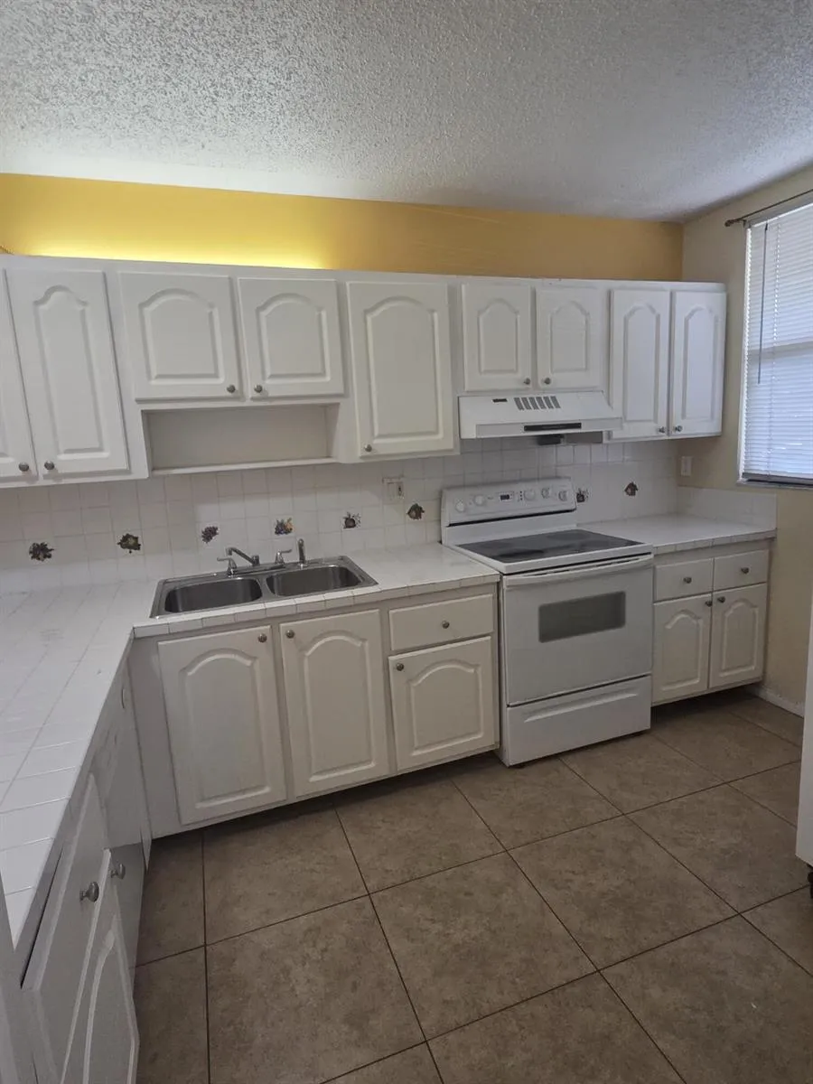 8419 Forest Hills Drive #105 Coral Springs, FL 33065