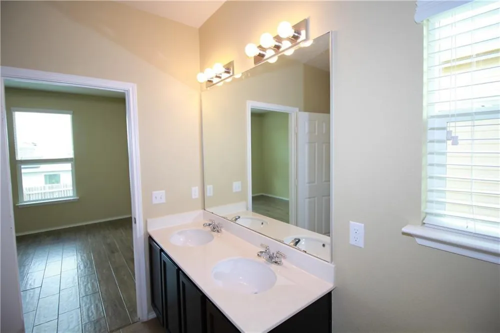 5704 Knoll Pines Pass Austin, TX 78724
