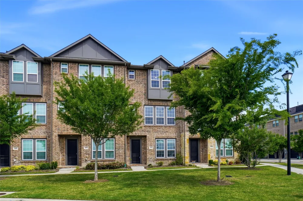 695 Vista Del Lago Drive Lewisville, TX 75067