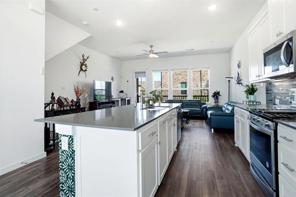 695 Vista Del Lago Drive Lewisville, TX 75067