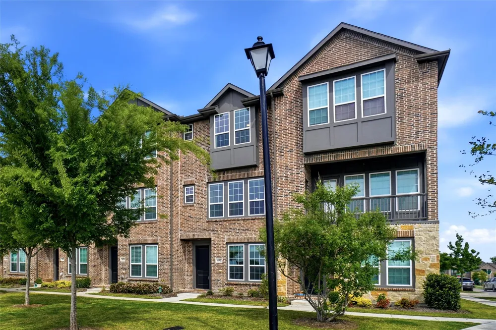 695 Vista Del Lago Drive Lewisville, TX 75067