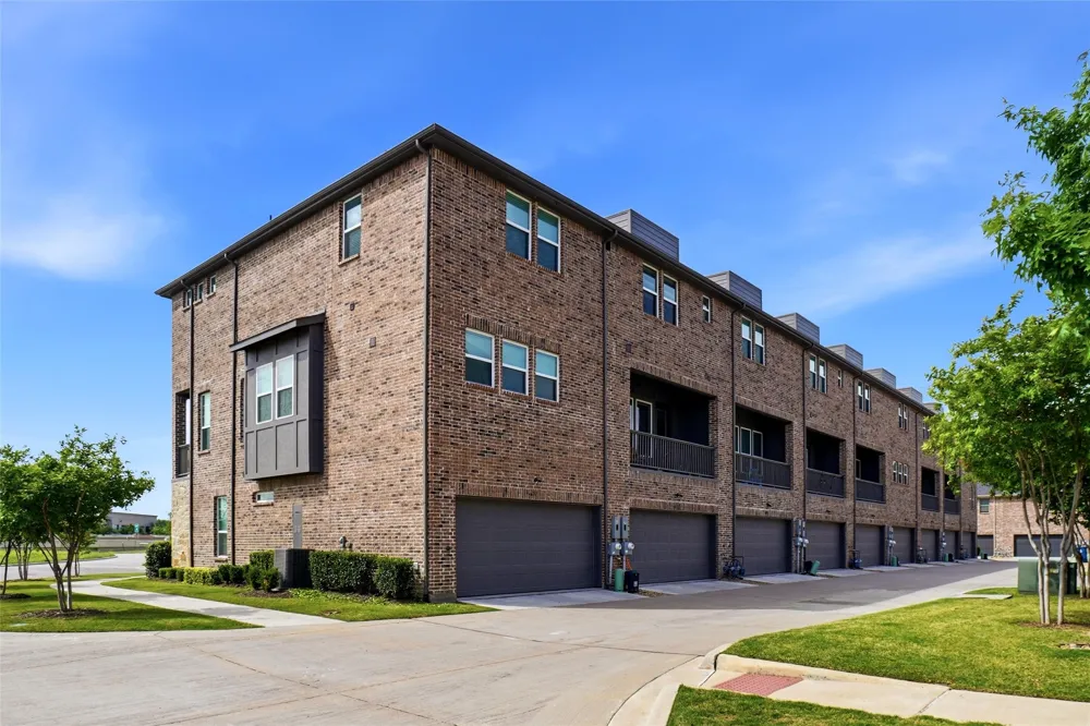 695 Vista Del Lago Drive Lewisville, TX 75067