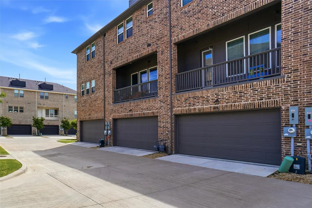 695 Vista Del Lago Drive Lewisville, TX 75067