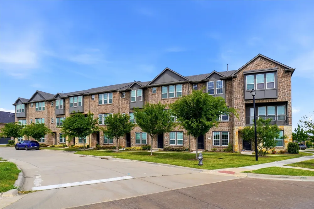 695 Vista Del Lago Drive Lewisville, TX 75067