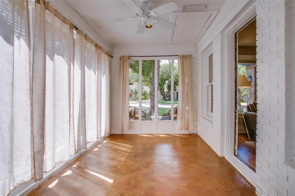 1038 Edgefield Avenue Dallas, TX 75208