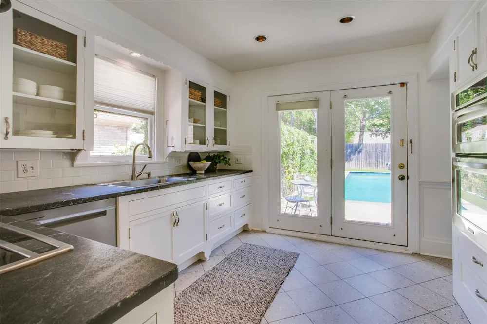 1038 Edgefield Avenue Dallas, TX 75208