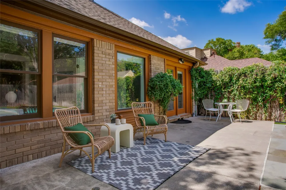 1038 Edgefield Avenue Dallas, TX 75208
