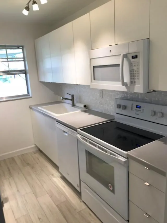 1387 HIGH POINT WAY NW #B Delray Beach, FL 33445