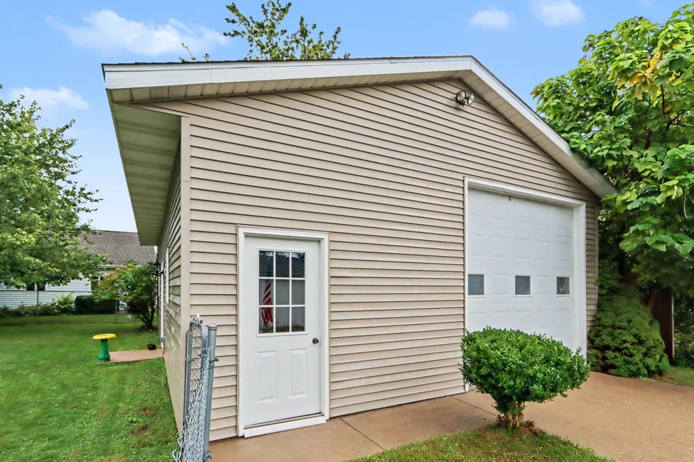 11334 E Shore Drive Delton, MI 49046
