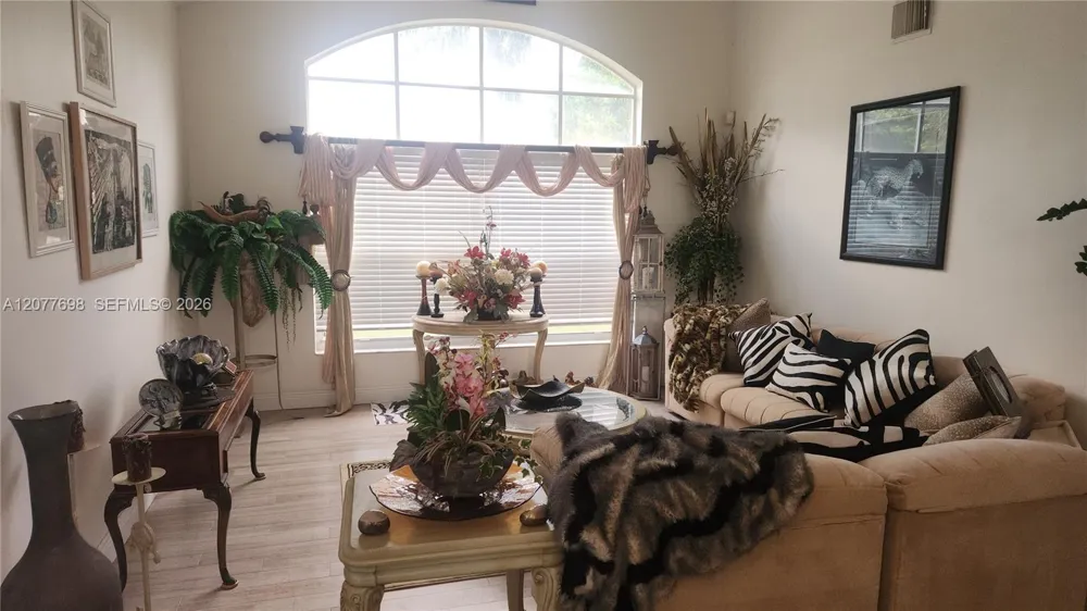 1055 NW 187th Ave Pembroke Pines, FL 33029