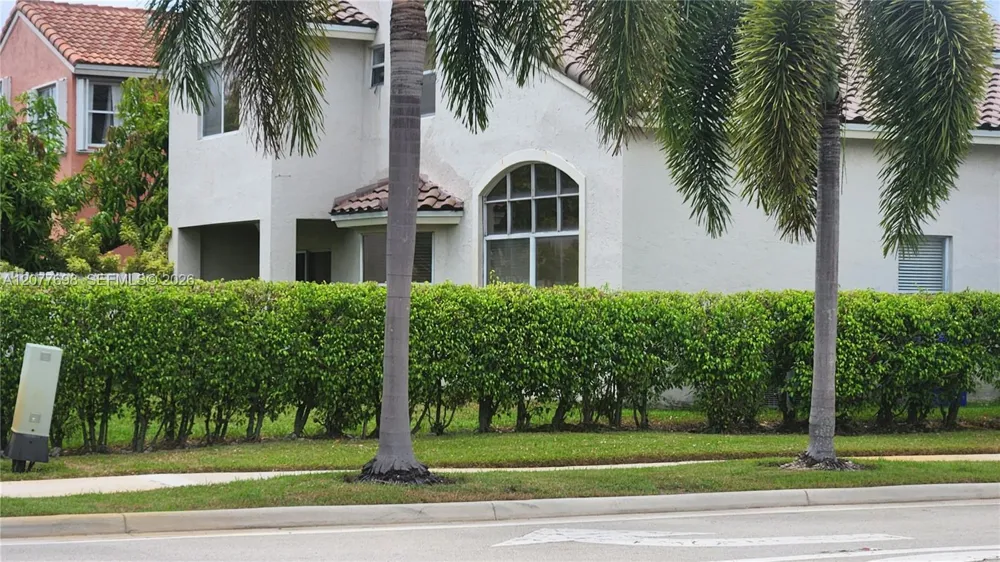 1055 NW 187th Ave Pembroke Pines, FL 33029