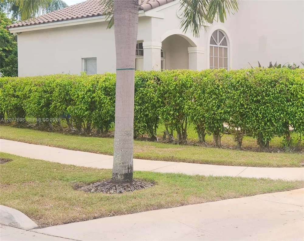 1055 NW 187th Ave Pembroke Pines, FL 33029