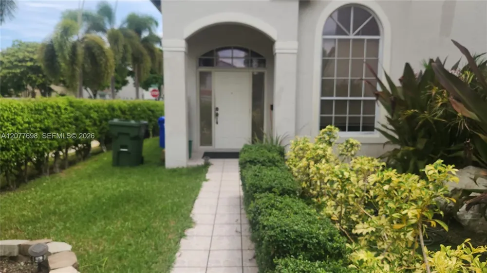 1055 NW 187th Ave Pembroke Pines, FL 33029