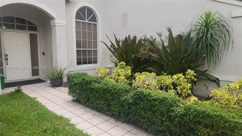 1055 NW 187th Ave Pembroke Pines, FL 33029