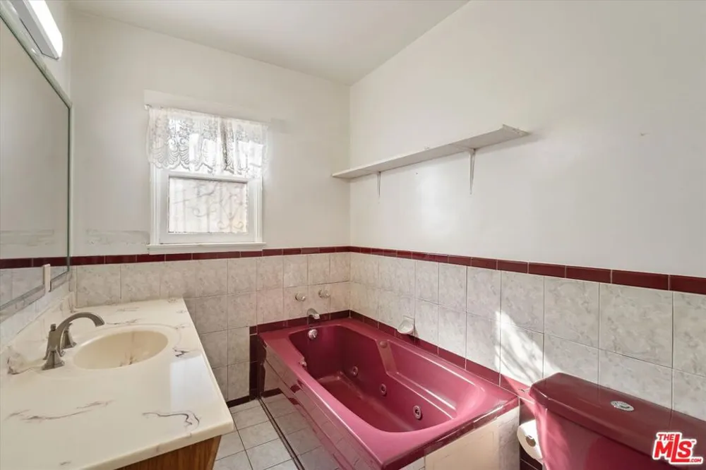 2124 W 112th Street Los Angeles, CA 90047
