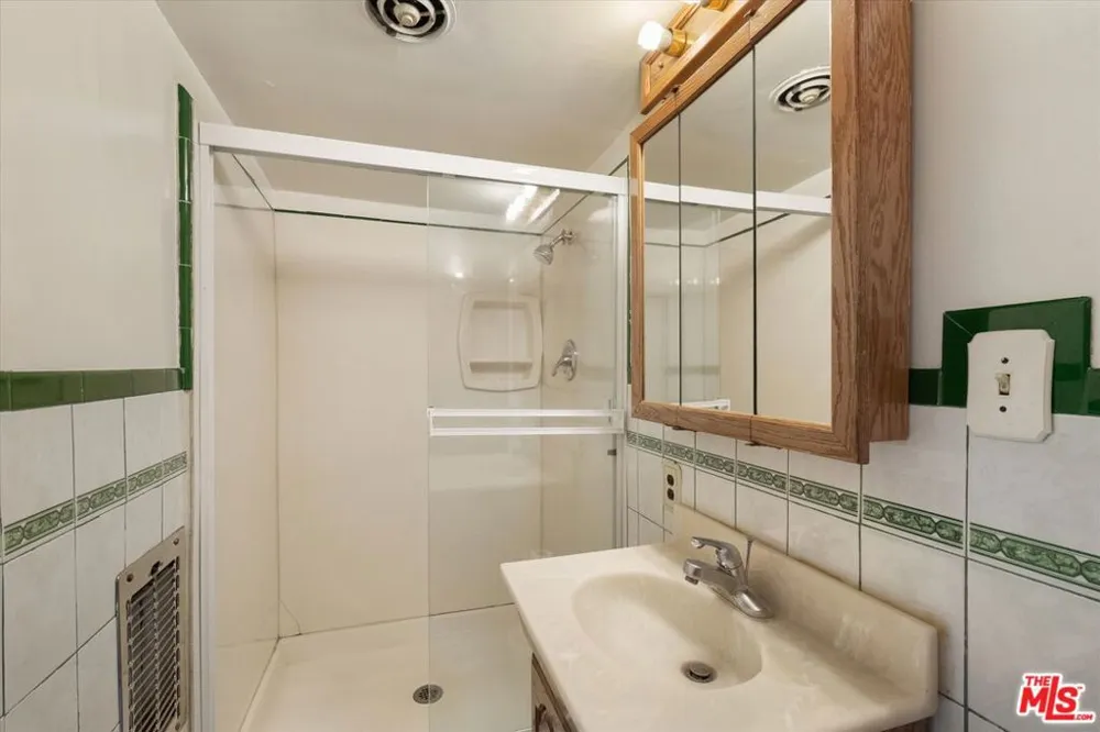 2124 W 112th Street Los Angeles, CA 90047