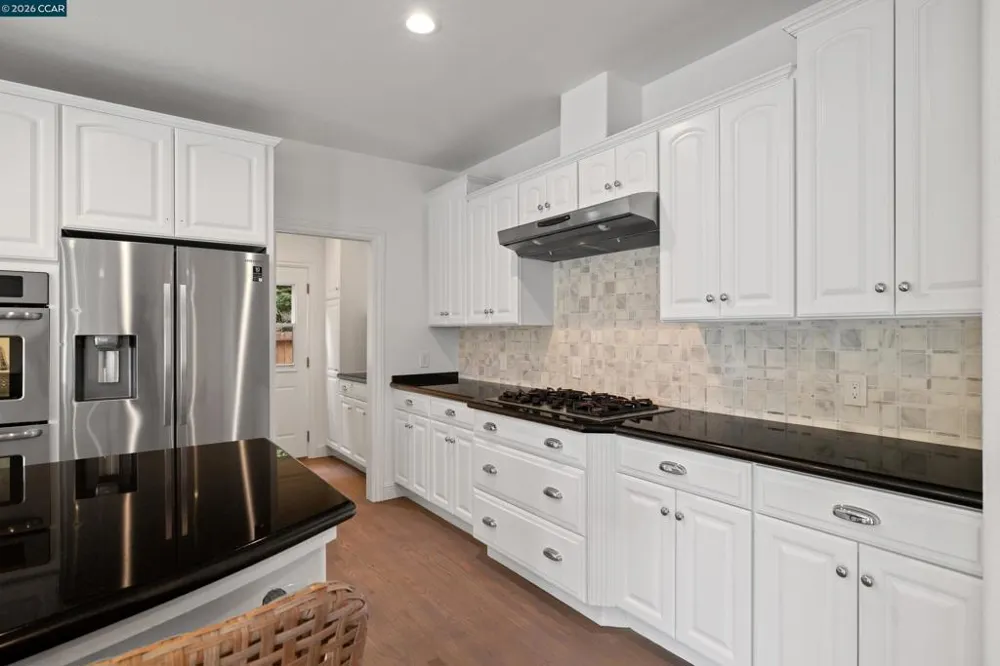 27 Stanton Ave Orinda, CA 94563