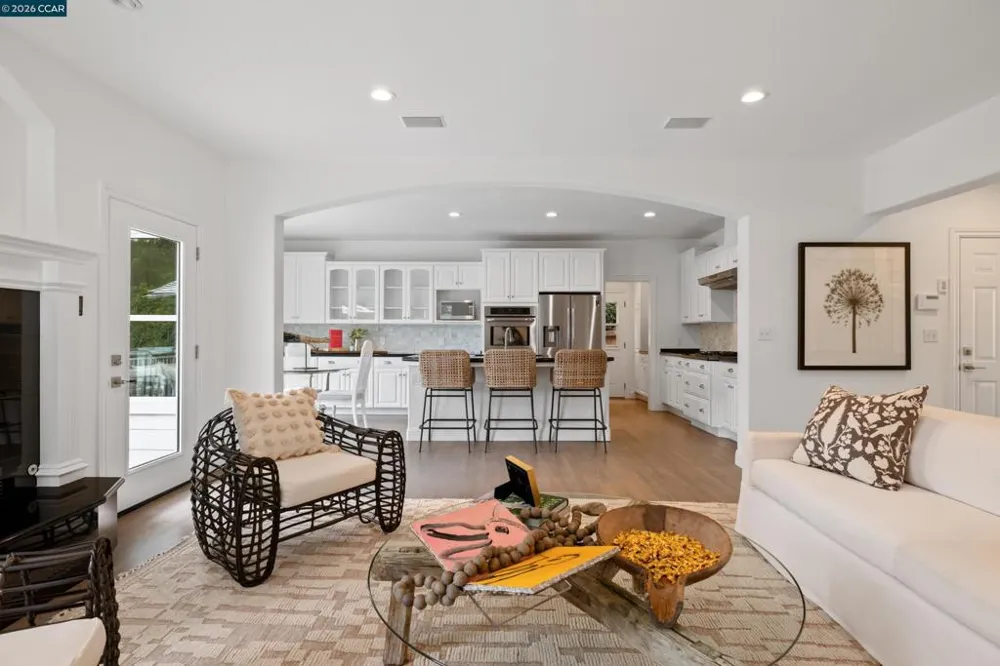 27 Stanton Ave Orinda, CA 94563