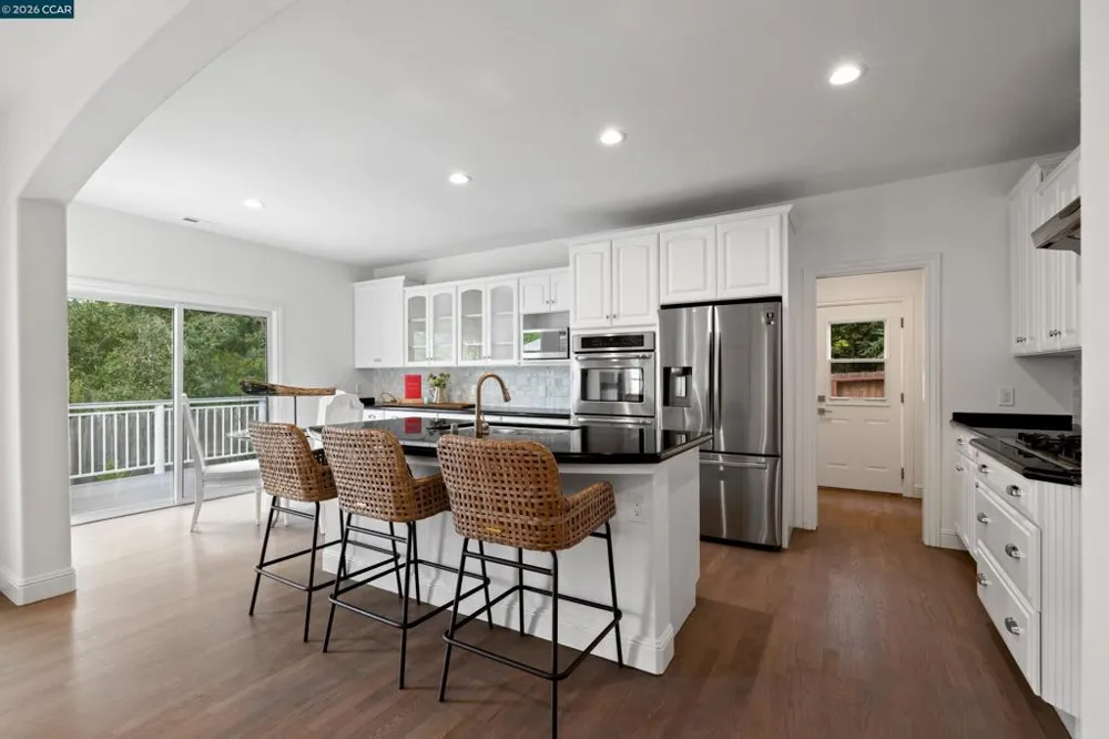 27 Stanton Ave Orinda, CA 94563