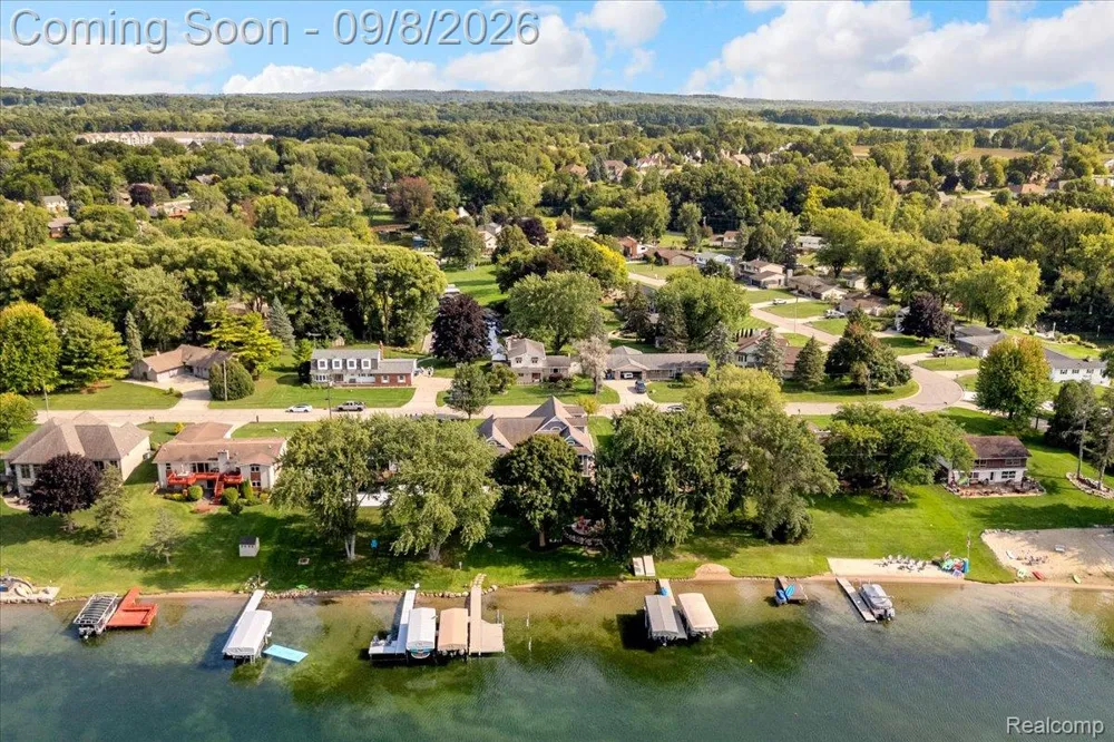 16128 Silvercrest Drive Fenton City, MI 48430