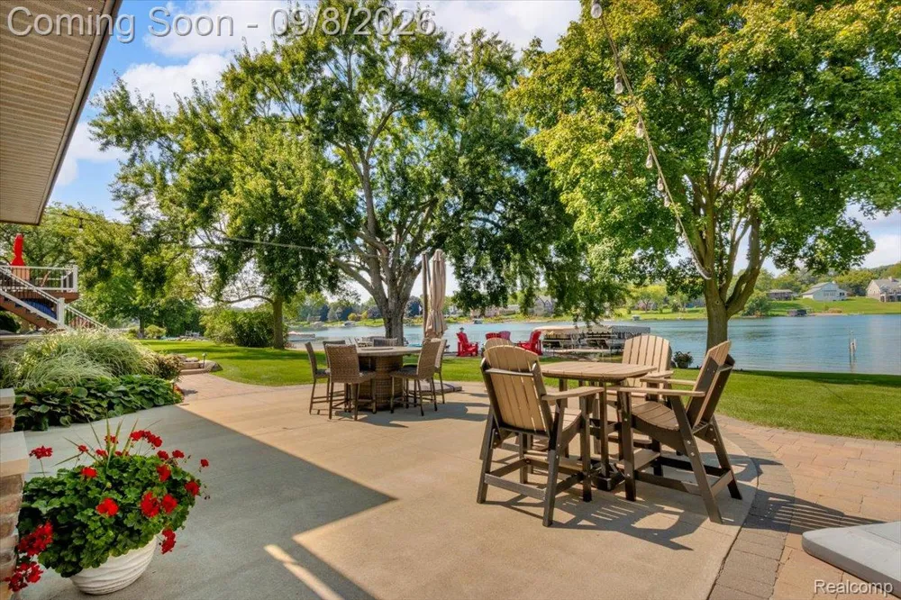 16128 Silvercrest Drive Fenton City, MI 48430