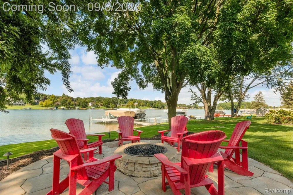16128 Silvercrest Drive Fenton City, MI 48430