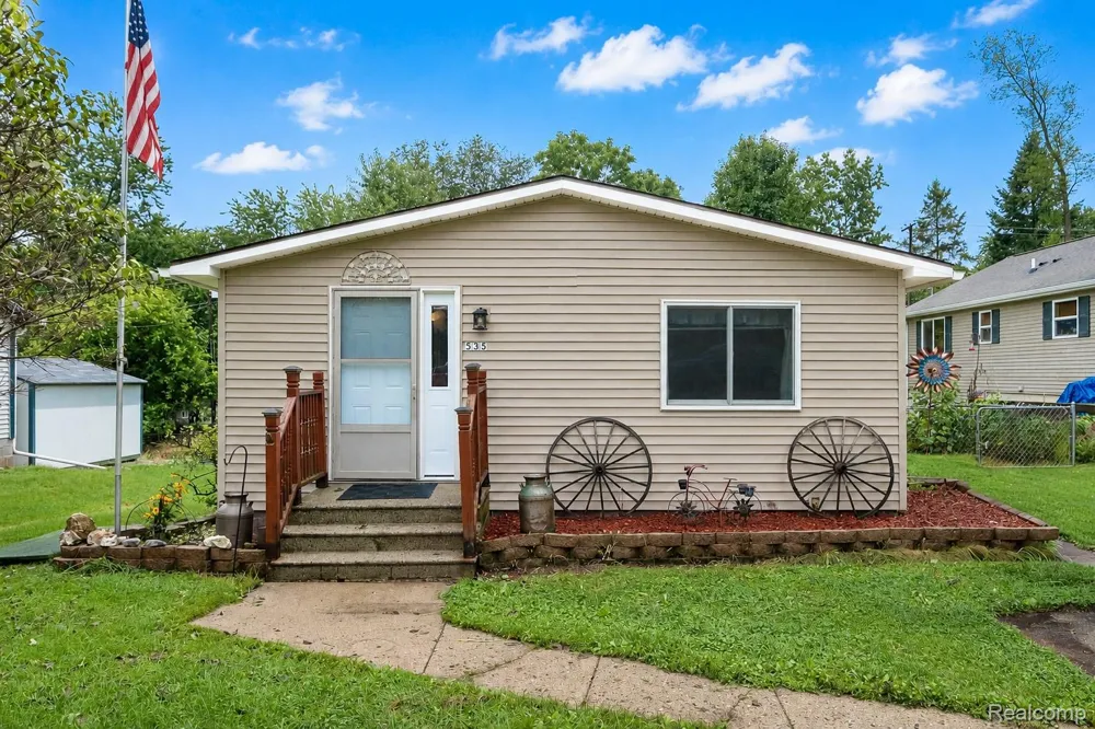 535 Snyder Road Highland Charter Township, MI 48357
