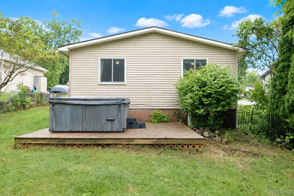 535 Snyder Road Highland Charter Township, MI 48357