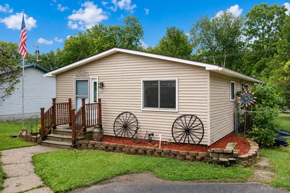 535 Snyder Road Highland Charter Township, MI 48357