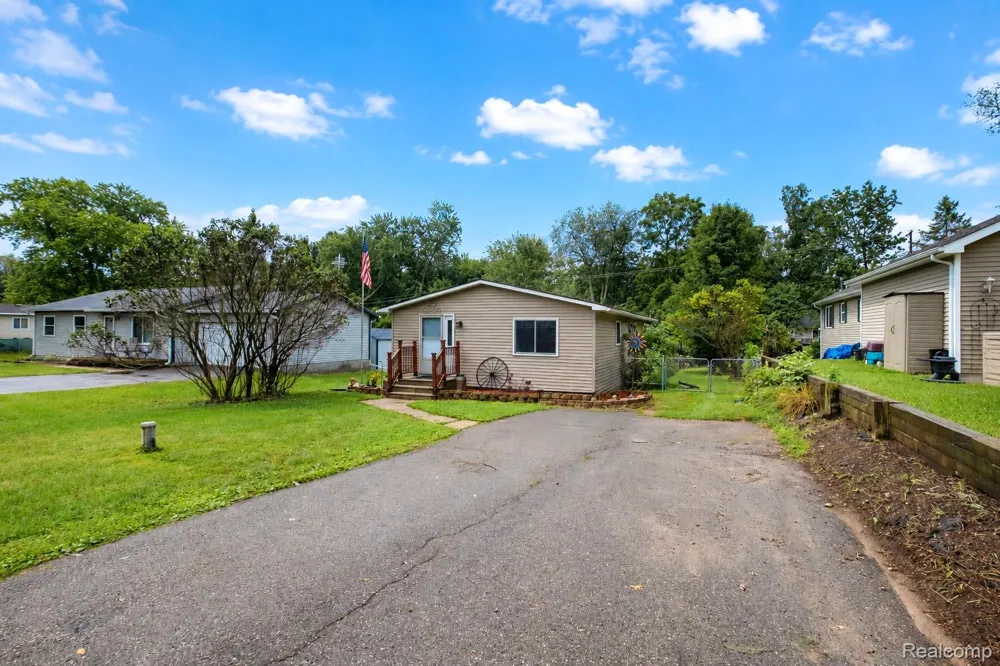 535 Snyder Road Highland Charter Township, MI 48357
