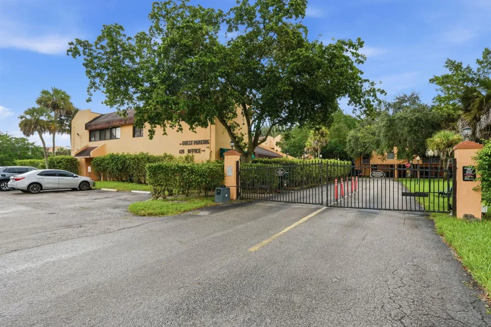 430 COMMODORE DRIVE #314 Plantation, FL 33325