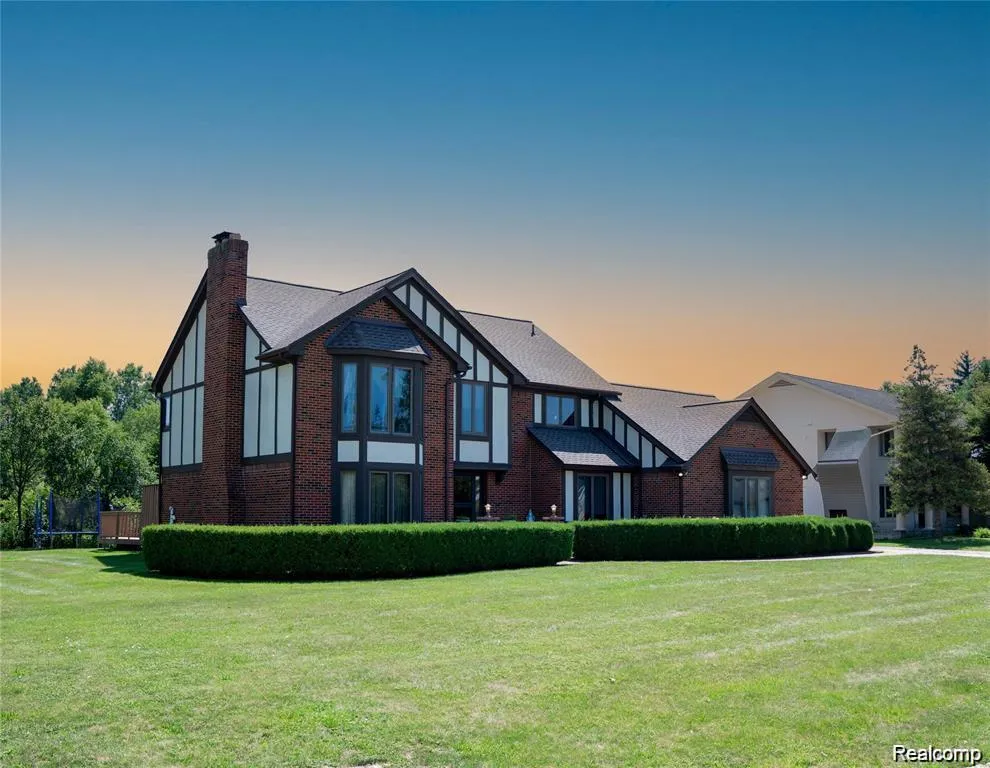 6651 Arlington Drive West Bloomfield Charter Township, MI 48322