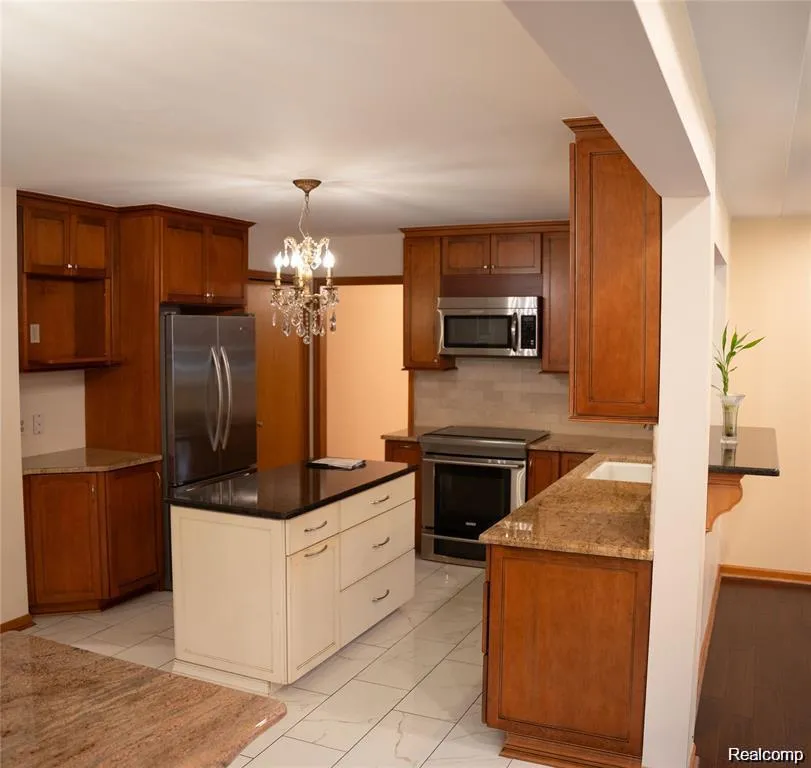 6651 Arlington Drive West Bloomfield Charter Township, MI 48322