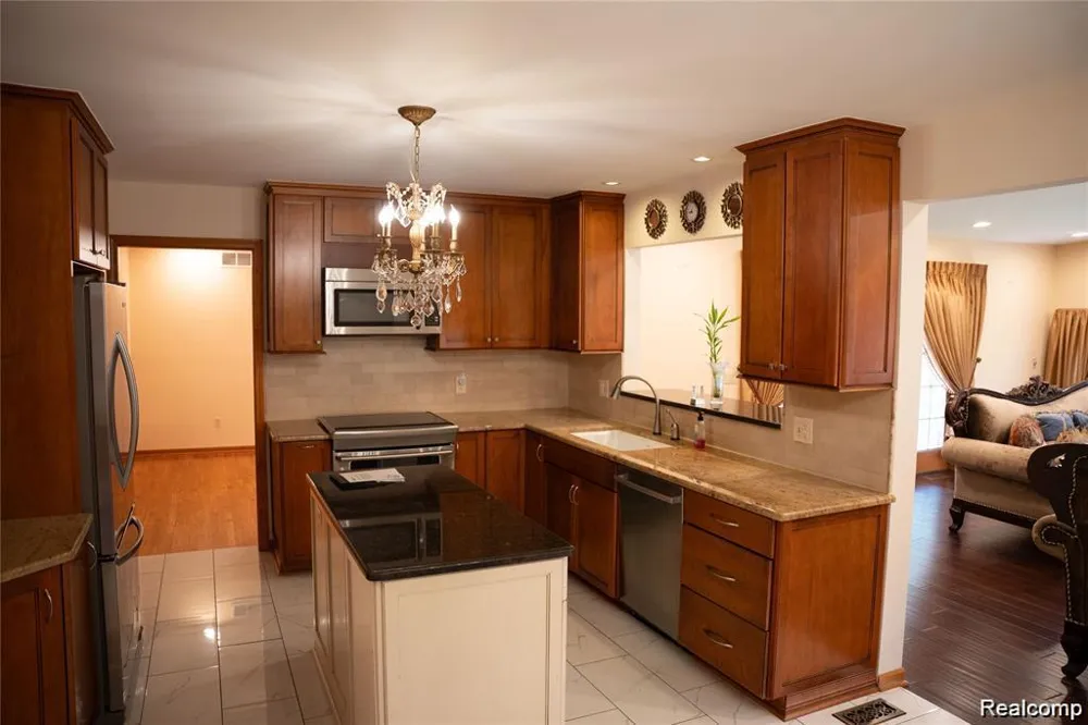 6651 Arlington Drive West Bloomfield Charter Township, MI 48322