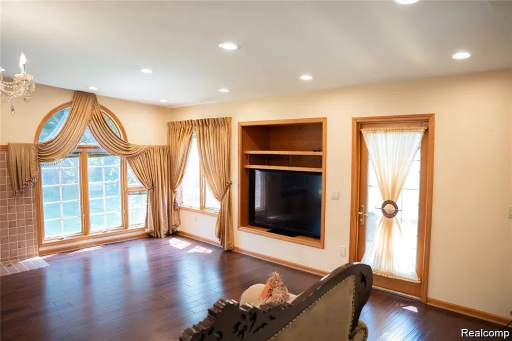 6651 Arlington Drive West Bloomfield Charter Township, MI 48322