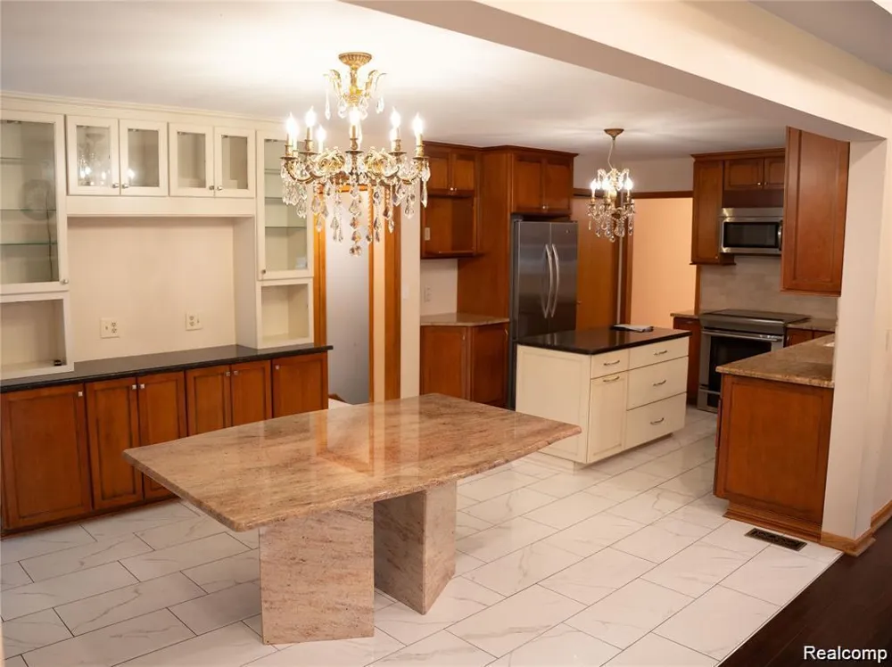 6651 Arlington Drive West Bloomfield Charter Township, MI 48322