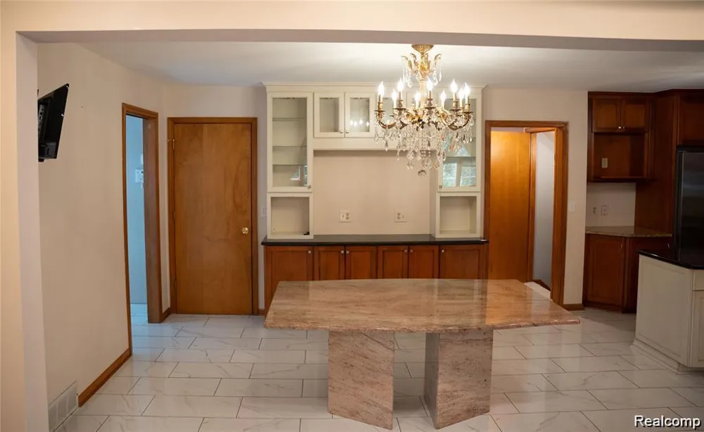 6651 Arlington Drive West Bloomfield Charter Township, MI 48322