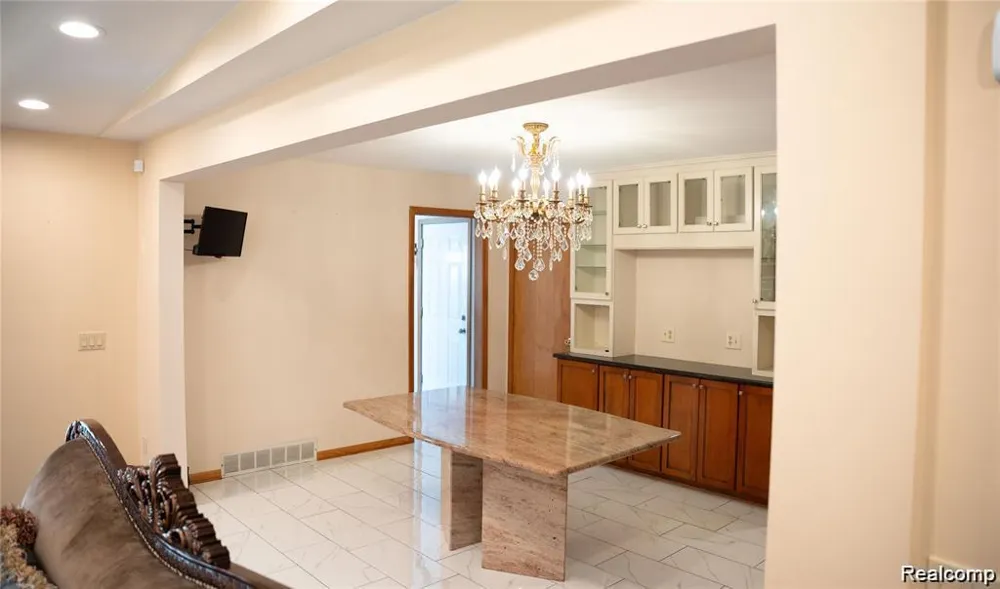 6651 Arlington Drive West Bloomfield Charter Township, MI 48322