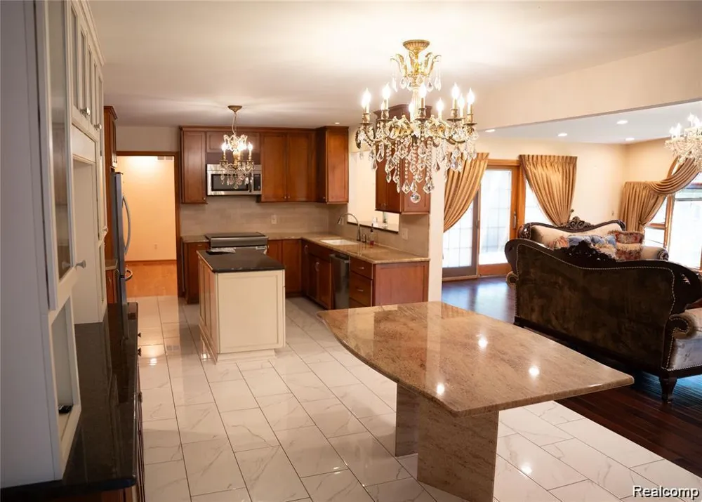 6651 Arlington Drive West Bloomfield Charter Township, MI 48322