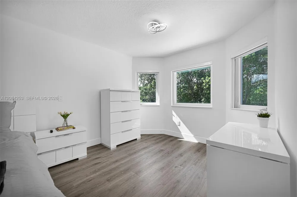 10957 NW 73rd Ter Doral, FL 33178