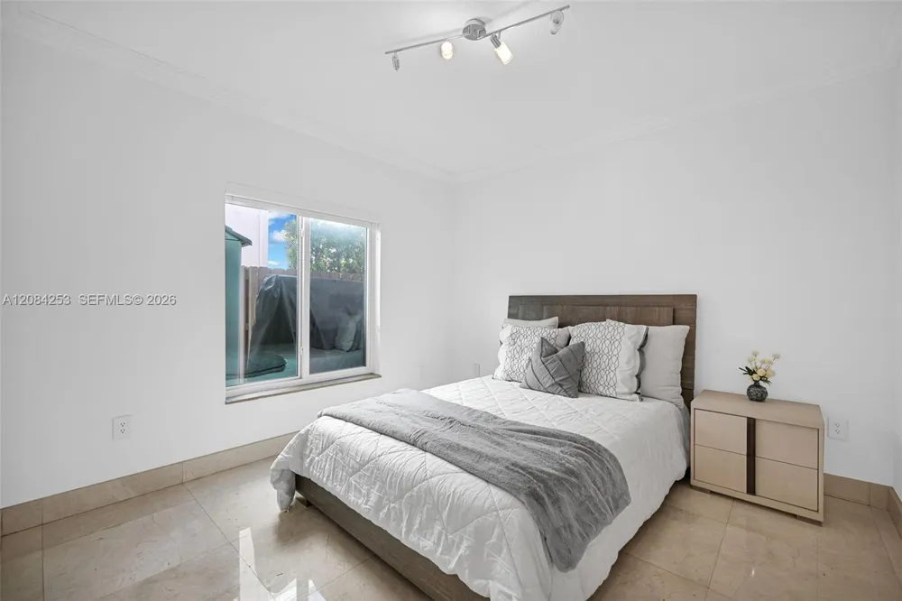 10957 NW 73rd Ter Doral, FL 33178