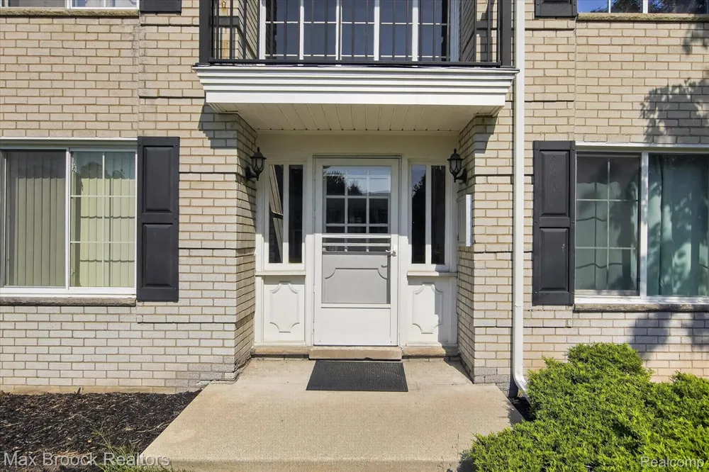 100 W Hickory Grove Road #C6 Bloomfield Charter Township, MI 48304